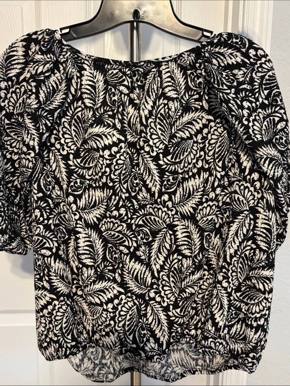 LOFT Black & White Leaf-Print V-Neck Puff Sleeve Bubble Hem Blouse
